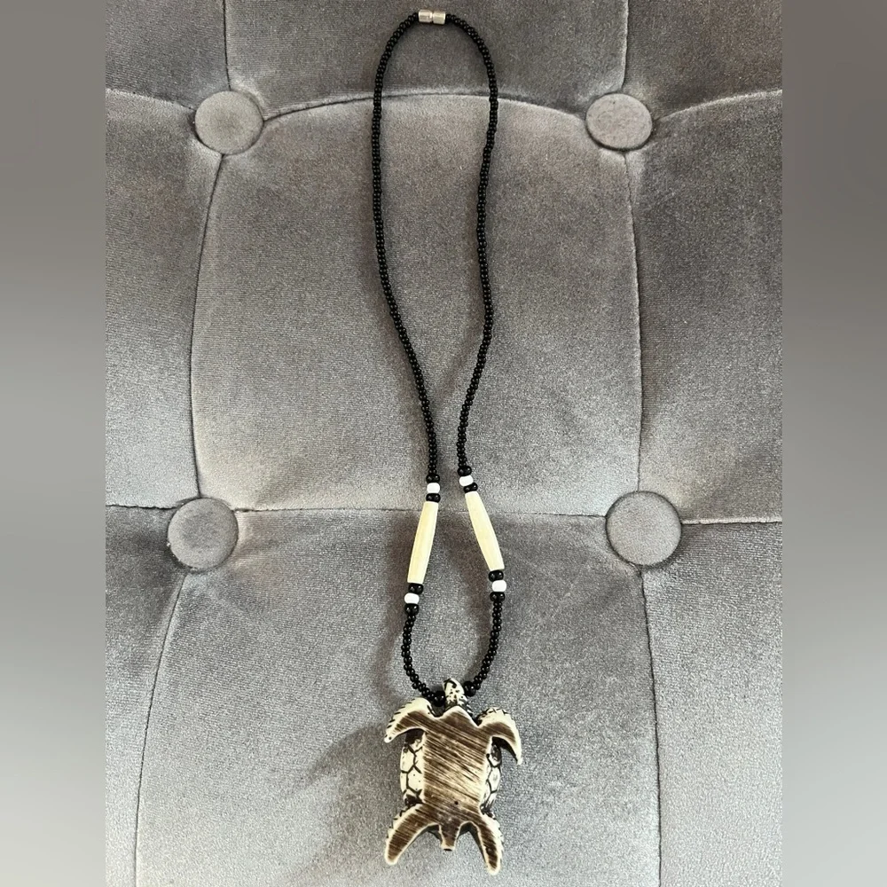 Beaded Turtle Hawaiian necklace - Picture 4 of 4